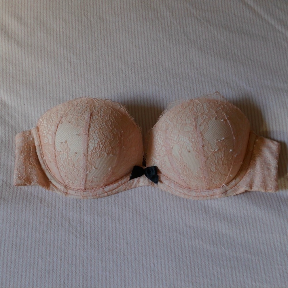Victoria’s Secret strapless lace bombshell bra
